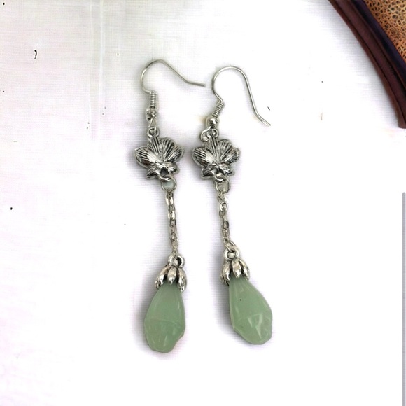 SILVER AND GREEN JADE LOTUS FLOWER DROP EARRINGS - Picture 7 of 8